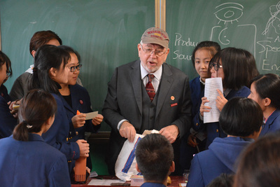 我校外國文教專家赴寶雞虢鎮中學開展英語口語交流活動